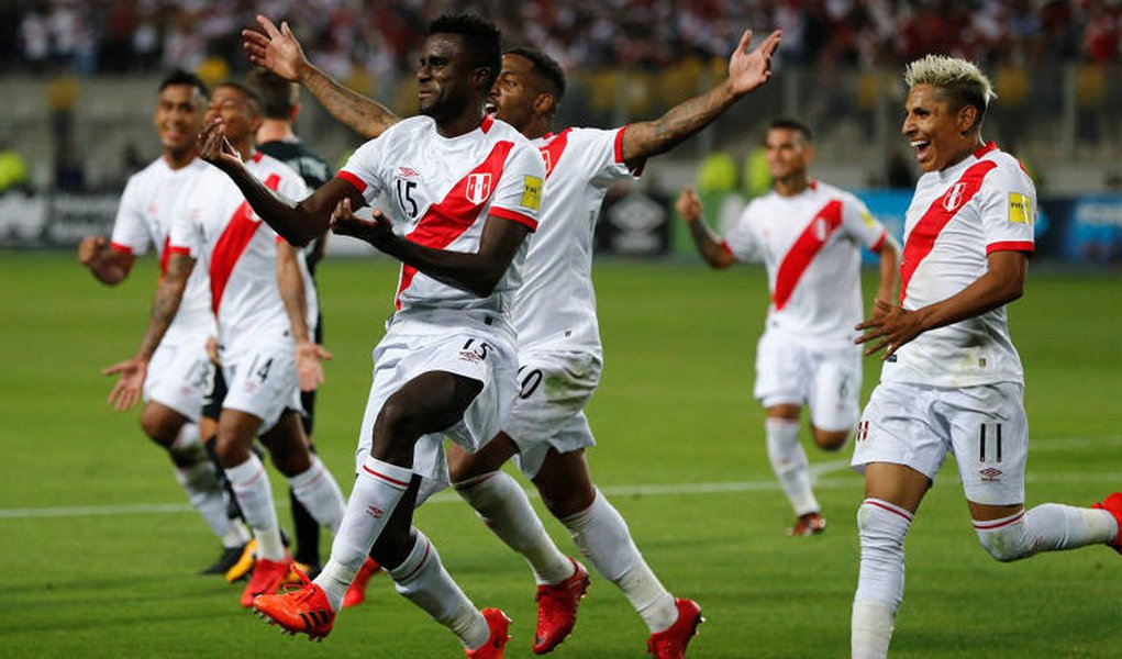 Milhares de torcedores foram às ruas do Peru para festejar, alguns às lágrimas, a volta de sua seleção de futebol à Copa do Mundo após 36 anos de ausência, depois de uma vitória por 2 x 0 sobre a Nova Zelândia em uma repescagem nesta quarta-feira 15; "Obrigado, guerreiros, por nos darem esta alegria! Comemoremos todos com responsabilidade. Avante, Peru!", escreveu o presidente peruano, Pedro Pablo Kyczynski, no Twitter