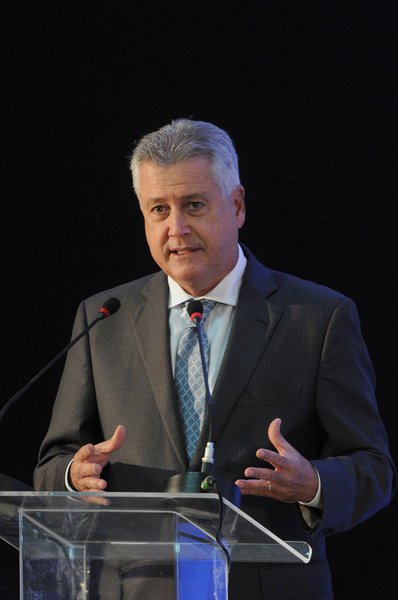 O governador Rodrigo Rollemberg afirmou que o Distrito Federal terá de enfrentar o racionamento de água, ao menos, até o fim do ano. “Sabemos que não teremos chuva suficiente para encher os reservatórios, e as obras de infraestrutura que vão ampliar a capacidade de abastecimento do DF ainda demorarão alguns meses para serem concluídas”, disse ele no seminário O desafio hídrico e as preparações para 8º Fórum Mundial da Água