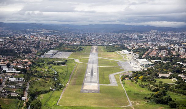 A Associação Comunitária dos Bairros Jardim Atlântico e Santa Amélia e a Associação Pro-Civitas dos Bairros São Luiz e São José, da região da Pampulha, ingressaram na Justiça Federal, na 17ª Vara de Belo Horizonte, com Ação Civil Pública contra as decisões da União e do Ministério de Transportes que permitiram a volta dos jatos comerciais no Aeroporto da Pampulha; segundo os moradores, a decisão que autorizou a liberação dos voos coloca em risco a saúde e a segurança da população, à preservação do meio ambiente e do patrimônio cultural tombado
