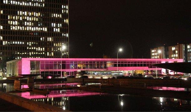 O governo do Distrito Federal afirmou que o fato de Brasília ter o funcionalismo público como um dos principais empregadores amorteceu os impactos mais negativos da crise econômica; a administração pública — local e federal — contribuiu com 44,7% na formação do PIB local, de R$ 215,613 bilhões em 2015; no ano anterior, a soma havia sido de R$ 197,432 bilhões, informou o executivo.; o relatório foi divulgado em entrevista coletiva na Codeplan
 