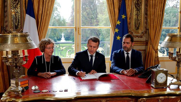 O presidente da França, Emmanuel Macron, assinou nesta sexta-feira (22) uma das principais promessas do seu programa de governo: a reforma para flexibilizar o mercado de trabalho, que deve entrar em vigor imediatamente ao ter sido aprovada por decreto-lei; Macron formalizou esta assinatura ao término de um Conselho de Ministros, cujo carro-chefe foram exatamente os cinco decretos desta reforma inédita, e contra a qual houve novos protestos de uma parte dos sindicatos ontem (21), após as fortes manifestações do dia 12 de setembro