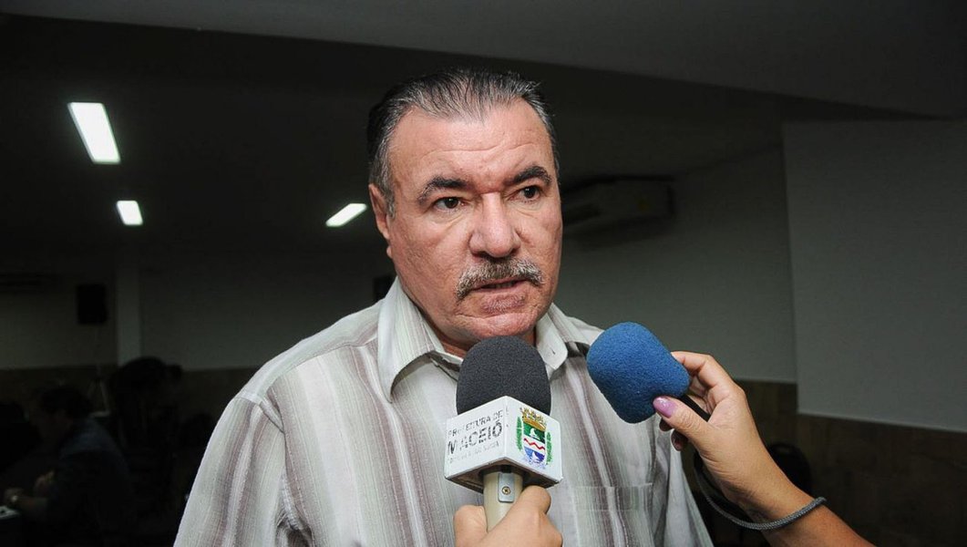 O deputado federal Cícero Almeida (PMDB-AL) afirma que os políticos têm responsabilidade sobre a crise brasileira e devem se mover para resolver o problema; segundo ele, “é fundamental um encontro de lideranças no Congresso Nacional para definir a questão”; depois da delação premiada do empresário Joesley Batista, Almeida entende que o caminho pode até ser traumático para o Planalto, mas o que não pode acontecer agora é a omissão dos líderes do Congresso 