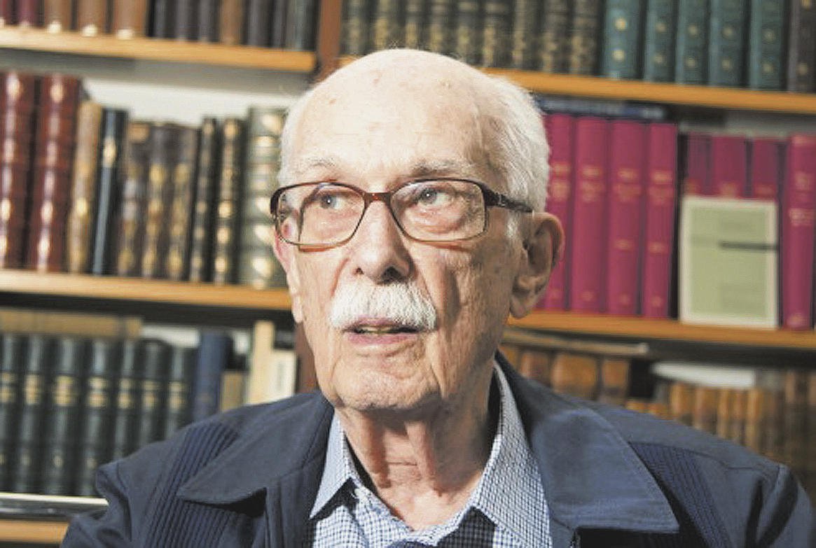 "Antonio Candido certamente veio ao mundo a serviço dos outros, nas diferentes frentes em que se destacou, mas nunca deixou de se divertir com isso. E também nunca ligou para o que os outros falavam dele nestes tempos de tanta intolerância. Fundador e militante do PT até o fim da vida, foi muito cobrado por sua opção política, depois de passar boa parte da vida lutando contra duas ditaduras: a do Estado Novo de Getúlio Vargas e a do Golpe Militar de 1964", lembra o jornalista Ricardo Kotscho