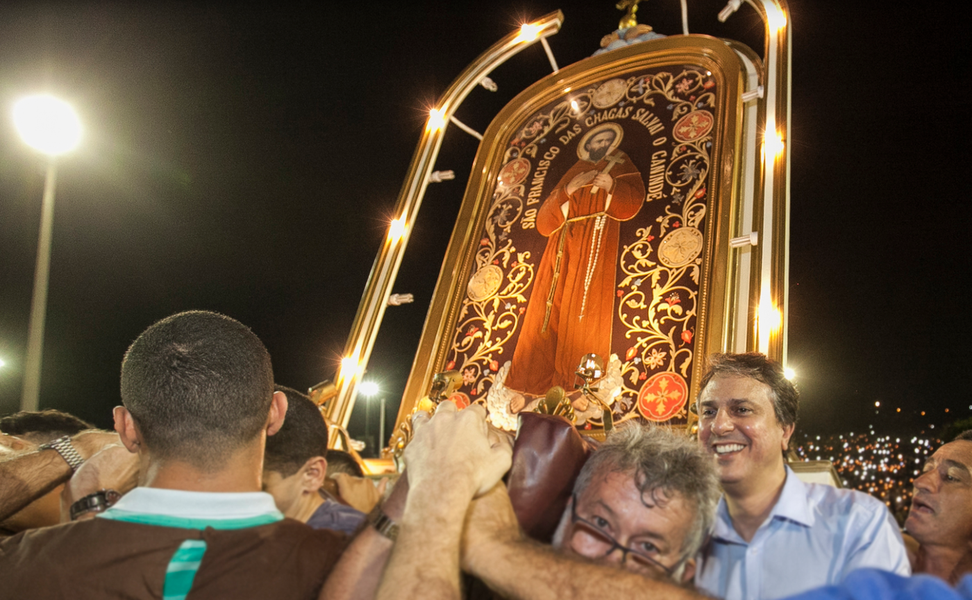 As obras de requalificação do corredor religioso de Canindé foram anunciadas pelo governador Camilo Santana (PT), na noite desta terça (3), durante as comemorações em homenagem a São Francisco das Chagas. O projeto, que está em processo de licitação, conta com investimento de mais de R$ 4,5 milhões do Governo do Estado. “Essa é uma obra importante para receber ainda melhor os turistas de todo o Nordeste que vêm a Canindé todos os anos acompanhar os festejos”, disse Camilo