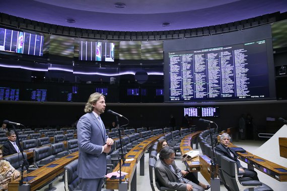 Para o deputado federal Zeca Dirceu (PT-PR), as privatizações promovidas por Michel Temer repetem a fórmula usada pelo governo FHC, com privatizações obscuras, rodeadas de privilégios e de casos de corrupção; o parlamentar alerta para os prejuízos advindos com a venda do patrimônio nacional, com a venda de ativos estratégicos ao país