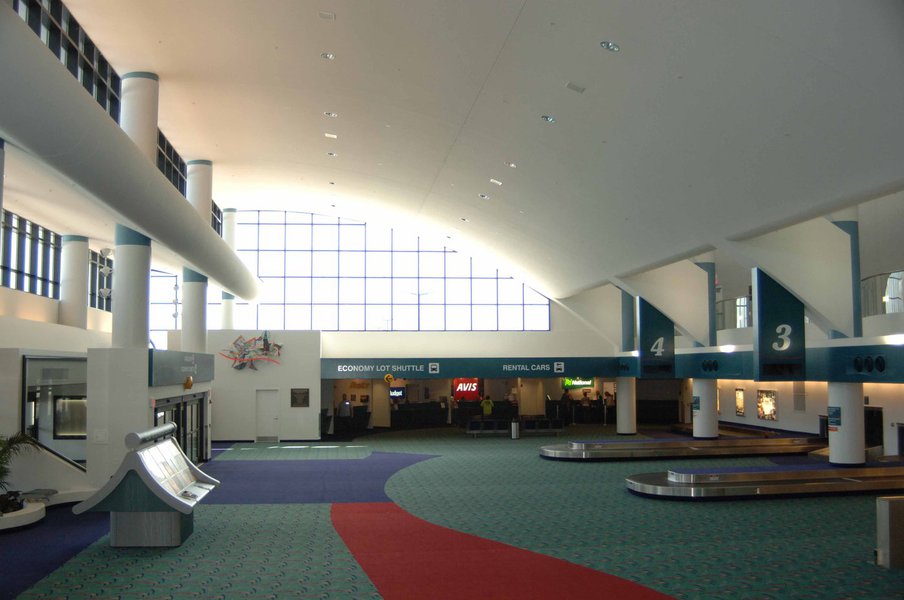 Incidente fechou o aeroporto de Flint, o terceiro maior do estado norte-americano de Michigan; levado para o hospital, o policial se encontra em estado grave; nenhum passageiro foi ferido no incidente, segundo as autoridades norte-americanas