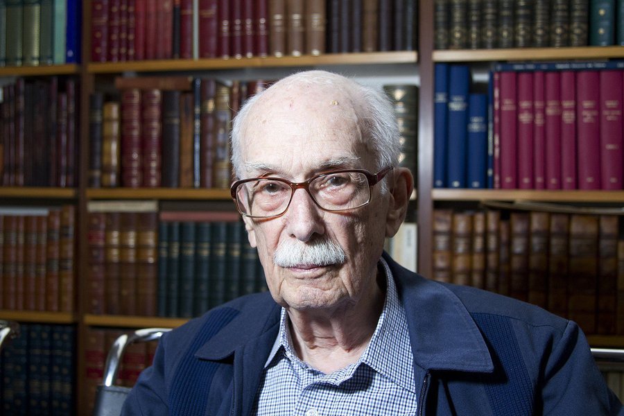 Num momento de um certo impasse na ação política, dissolução de paradigmas e do surgimento de práticas pelo menos discutíveis, a lucidez implacável de Antonio Candido nos ajuda a uma redefinição profunda de uma ação política em crise radical e a redescobrir a exemplaridade de uma produção literária enraizada ao mesmo tempo nas condições locais, nacionais, latino-americanas e universais