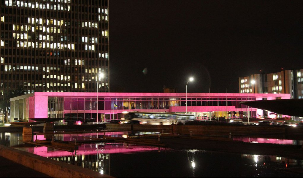 O governo do Distrito Federal afirmou que o fato de Brasília ter o funcionalismo público como um dos principais empregadores amorteceu os impactos mais negativos da crise econômica; a administração pública — local e federal — contribuiu com 44,7% na formação do PIB local, de R$ 215,613 bilhões em 2015; no ano anterior, a soma havia sido de R$ 197,432 bilhões, informou o executivo.; o relatório foi divulgado em entrevista coletiva na Codeplan
 