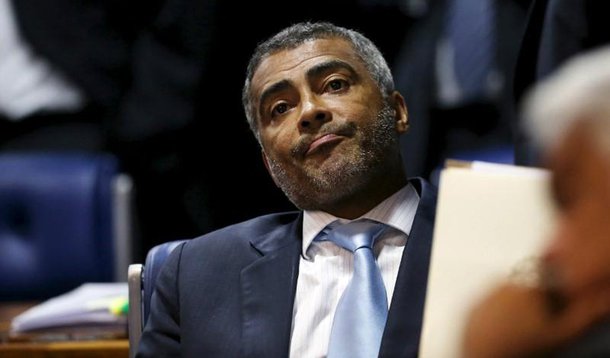 O senador Romário (Podemos-RJ) se colocou à disposição para assumir a presidência da CBF, depois que Marco Polo Del Nero foi suspenso preventivamente de suas funções pelo Comitê de Ética da Fifa por 90 dias; o dirigente é acusado de integrar um esquema de corrupção e lavagem de dinheiro em contratos de transmissões televisivas de competições da América; "Muitos me perguntam se eu sou candidato, afinal, ninguém mais lutou tão vigorosamente contra essa quadrilha e é legítimo que eu me candidate. Então, sim, a resposta é posso sim vir a ser candidato. Tenho todos os pré-requisitos para isso. Toda minha contribuição para o futebol, dentro e fora de campo, são as minhas credenciais", afirmou