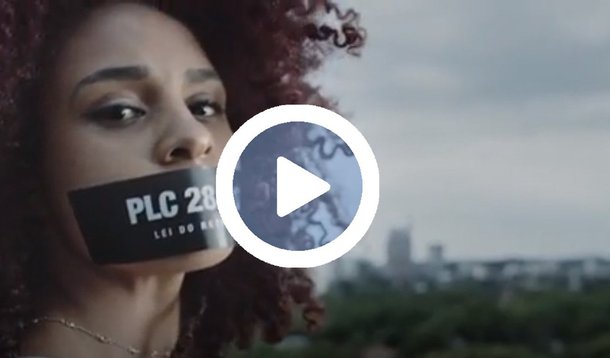 A Uber lançou neste final de semana uma nova campanha contra o Projeto de Lei 28/2017, que pode inviabilizar as operações de aplicativos de transporte remunerado privado como Uber, Cabify e 99 no Brasil; o PL, que deve ser votado na próxima terça-feira (31) em regime de urgência, estabelece que os serviços só serão legalizados se receberem autorização das prefeituras, como ocorre com os táxis; segundo a companhia, 17 milhões de pessoas utilizam aplicativos de mobilidade e mais de 500 mil parceiros dependem desta fonte de renda para sustentar suas famílias; Uber afirma ainda, que só em 2017 pagou mais de R$ 495 milhões em impostos