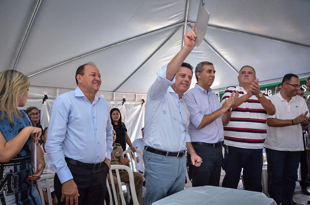 O governo Marconi Perillo encerra 2017 com convênios do Goiás na Frente assinados com 150 dos 246 municípios do Estado; último balanço dos contratos assinados com os prefeitos aponta que 100 administrações municipais já receberam os recursos e, segundo o secretário Tayrone Di Martino (Governo), mais 50 serão celebrados até o dia 31 de dezembro; "É uma vitória a transferência de recursos para 150 municípios. Estamos fazendo o máximo no governo para atender a todos os municípios, garantindo os repasses", afirma Tayrone