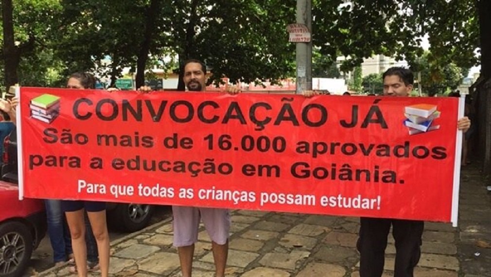 Após assembleia realizada na manhã de hoje, professores e servidores municipais da educação anunciaram greve geral para ser iniciada na próxima terça-feira; segundo o presidente do sindicato da categoria, Antonio Gonçalves, a prefeitura não paga o piso nacional aos professores e o reajuste concedido não cobre a inflação. “Hoje temos um caos na rede municipal de educação e, a partir do momento que o prefeito não apresenta nenhuma proposta concreta para atender às reivindicações, não vimos outra saída a não ser a greve”