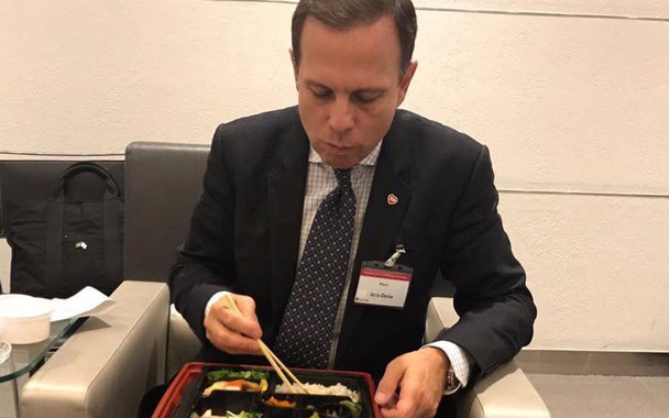 O prefeito João Doria, que passa mais de 30% de seu tempo fora de São Paulo, cabulando serviço e fazendo pré-campanha presidencial, confirmou mais 96 viagens inúteis nos próximos meses, em que receberá títulos de cidades em que nunca pisou; “Você pode perguntar para qualquer CEO se ele deixa de viajar por ter que administrar uma companhia. Ele vai dizer que não. Pelo celular, a gente consegue monitorar todas as ações”, disse ele, que está em Paris