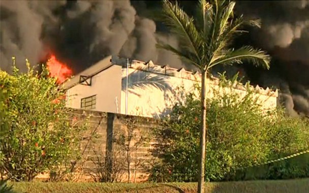 Um incêndio destruiu as instalações da empresa Apoio, Logística e Serviços, que mantém um conjunto de galpões na cidade de Sumaré, na região de Campinas, a 120 quilômetros de São Paulo; de acordo com relato dos brigadistas da empresa, o fogo se espalhou rapidamente, pois o local abriga grande quantidade de plástico e produtos inflamáveis