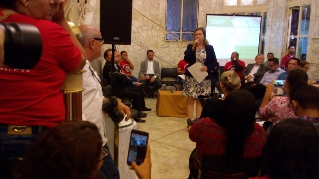 A ampliação do horário de funcionamento do comércio varejista e atacadista de Fortaleza - prevista no projeto de lei da Prefeitura de Fortaleza foi debatida em audiência pública na noite desta segunda-feira (18)no Cineteatro São Luiz, no Centro da Capital.Os comerciários denunciam que a medida resultaria na precarização do trabalho da categoria. A audiência foi uma ação conjunta da Assembleia Legislativa e da Câmara Municipal de Fortaleza. Entre os encaminhamentos da audiência, foi proposta a criação de uma frente parlamentar mista de deputados e vereadores que apresentará uma moção ao prefeito de Fortaleza, Roberto Cláudio (PDT), pedindo a suspensão imediata da tramitação do projeto