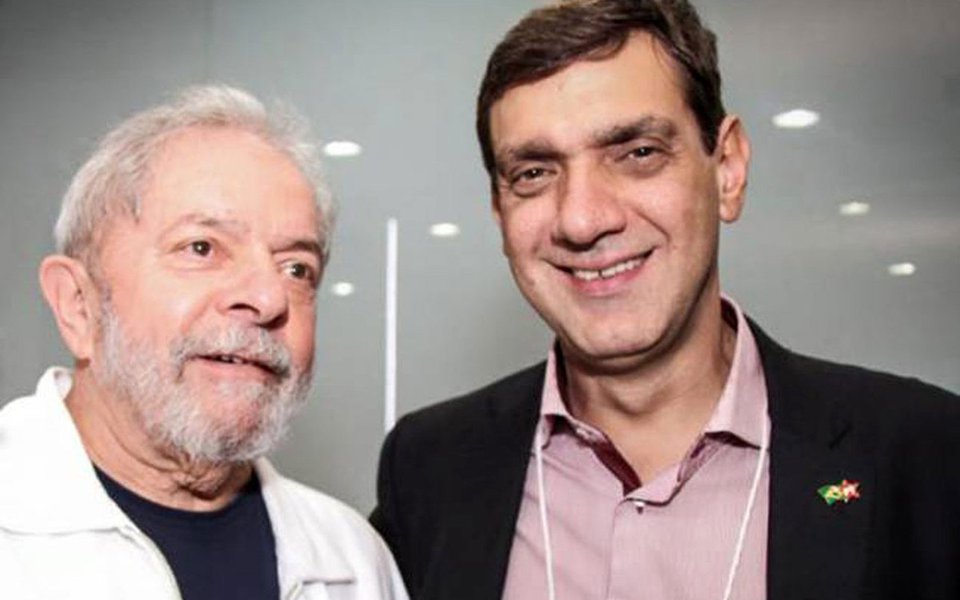 A juíza Marta Pistelli, que autorizou a operação da Polícia Civil contra o ex-vereador Marcos Lula da Silva, filho do ex-presidente Luiz Inácio Lula da Silva, se disse "enganada" pelo delegado de Paulínia (SP) Rodrigo Luís Galaz­zo; magistrada afirmou ainda que o pedido de busca não identificava o morador da residência e que autorizara que a polícia visitasse apenas um local, e não dois