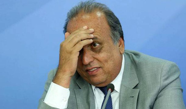 Após acordo com a União, o governo do Rio, o primeiro estado a decretar calamidade financeira, espera acertar parte das contas de 2018; o Regime de Recuperação Fiscal prevê um alívio nos cofres do estado de R$ 14,9 bilhões; porém, mesmo com o empréstimo de R$ 2,9 bilhões que começa a sair nesta quarta-feira (20), o Palácio Guanabara não conseguirá quitar a dívida com o funcionalismo