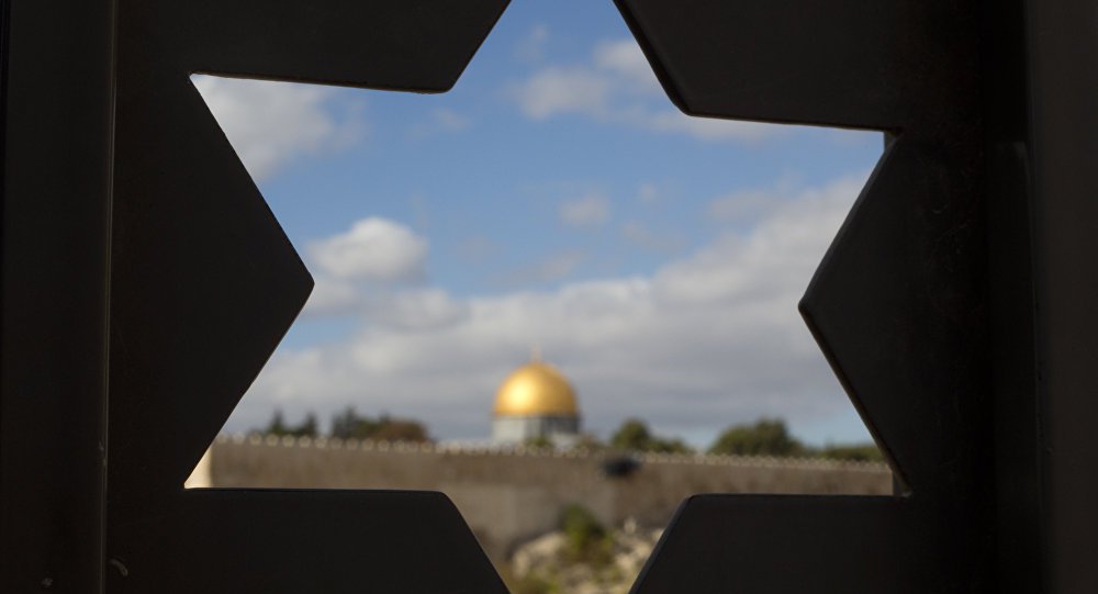 A Liga Árabe exigiu que os EUA revoguem a decisão do presidente norte-americano Donald Trump de reconhecer Jerusalém como capital de Israel, informou o correspondente da Sputnik, citando a declaração final da sessão extraordinária do conselho de ministros das relações exteriores da organização em Cairo, no Egito