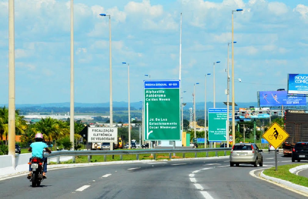 A emissão de boletos para pagamentos de multas cometidas em rodovias estaduais agora será feita também pelo Departamento Estadual de Trânsito de Goiás (Detran-GO); antes, o procedimento era restrito a unidades do Vapt Vupt e da Agetop; pelo site do Detran-GO podem ser impressos os boletos de notificação de penalidade e de autuação; novidade é válida para veículos cadastrados no Estado e as infrações também devem ter sido cometidas em rodovias goianas