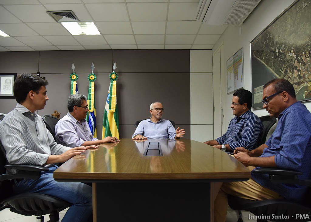 Tanto os servidores da ativa e comissionados quanto os aposentados e pensionistas terão creditado nas suas contas a parcela final do abono natalino, segundo o prefeito de Aracaju, Edvaldo Nogueira (PCdoB); serão injetados R$ 20 milhões na economia aracajuana por conta da medida