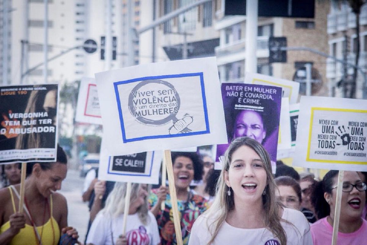 A Câmara Municipal de Fortaleza realiza hoje, à tarde, a partir das 14 horas, uma audiência pública com o objetivo de debater o projeto de lei de autoria da vereadora Larissa Gaspar (PPL) que assegura atendimento obrigatório e integral às vítimas de violência sexual pela rede de saúde municipal. O projeto regulamenta uma série de serviços que já deveriam ser oferecidos nos hospitais, previstos na Lei Federal 1285/2013 Entre os serviços está a profilaxia da gravidez, a partir da pílula do Dia Seguinte, em casos de estupro
 