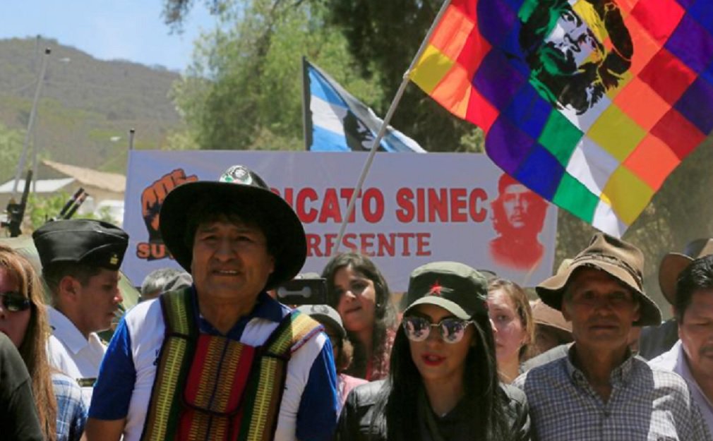 Milhares de pessoas se reuniram nesta segunda-feira em uma cidade pequena do sul da Bolívia na qual o líder da revolução cubana Ernesto “Che” Guevara foi executado por soldados bolivianos apoiados pela CIA 50 anos atrás; o presidente Evo Morales acampou com um saco de dormir e uma barraca e deu as boas-vindas a dignitários das aliadas Cuba e Venezuela; “Cinquenta anos depois, a lenda de Ernesto Che vive nos jovens, na luta inquestionável por igualdade e libertação”, escreveu Morales no Twitter