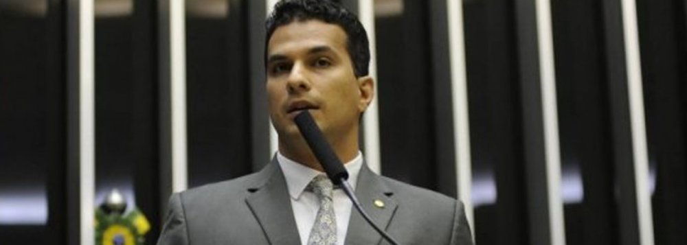 Um levantamento feito pelo jornal Folha de S. Paulo com os 513 deputados federais do País para saber o posicionamento de cada um sobre a abertura de ação penal contra Michel Temer (PMDB) apontou que, dos parlamentares do Tocantins, apenas o deputado Irajá Abreu (PSD-TO) posicionou ser a favor da aceitação da denúncia da PGR contra o peemedebista pro corrupção passiva