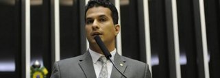Um levantamento feito pelo jornal Folha de S. Paulo com os 513 deputados federais do País para saber o posicionamento de cada um sobre a abertura de ação penal contra Michel Temer (PMDB) apontou que, dos parlamentares do Tocantins, apenas o deputado Irajá Abreu (PSD-TO) posicionou ser a favor da aceitação da denúncia da PGR contra o peemedebista pro corrupção passiva