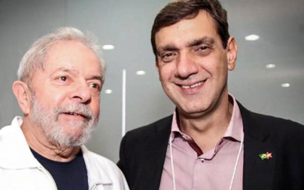 A juíza Marta Pistelli, que autorizou a operação da Polícia Civil contra o ex-vereador Marcos Lula da Silva, filho do ex-presidente Luiz Inácio Lula da Silva, se disse "enganada" pelo delegado de Paulínia (SP) Rodrigo Luís Galaz­zo; magistrada afirmou ainda que o pedido de busca não identificava o morador da residência e que autorizara que a polícia visitasse apenas um local, e não dois