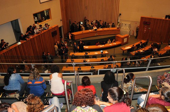 A proposta foi aprovada pelas comissões de Constituição e Justiça (CCJ), de Assuntos Sociais (CAS) e de Economia, Orçamento e Finanças (Ceof) da CLDF; o governo propõe que aqueles que ingressarem na administração distrital após a sanção do projeto tenham aposentadorias limitadas ao teto do INSS, que é de R$ 5.531,31; a redação ainda traz a proposta para que a aposentadoria dos servidores seja custeada por um único fundo previdenciário; com a possibilidade de usar os recursos de dois fundos para pagar os aposentados, o Executivo deixaria de tirar R$ 170 milhões mensalmente do caixa do Tesouro para cobrir os gastos com a previdência