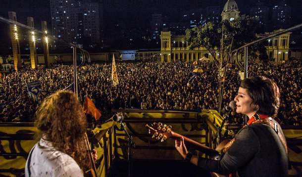 Cerca de 40 mil pessoas lotaram o Centro de Belo Horizonte para pedir Diretas Já na noite desta sexta-feira (16). Em ato organizado pela União Nacional dos Estudantes, Frente Brasil Popular e Frente Povo Sem Medo, universitários de todo o Brasil, artistas e trabalhadores puxaram palavras de ordem contra Michel Temer e a favor da Educação; a noite teve apresentações de vários artistas, como Fernanda Takai, do Pato Fu