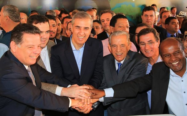 O prefeito Iris Rezende, do MDB, afirmou nesta segunda-feira (25) durante a assinatura de convênio de Goiás na Frente entre o Governo do Estado e a Prefeitura de Goiânia que a decisão de José Eliton de celebrar parcerias para investimentos com todos os municípios mostra que o governador "coloca o povo em primeiro lugar" e que a "iniciativa é um gesto de Goiás para o Brasil"; Iris agradeceu a José Eliton e ao ex-governador Marconi Perillo, que participou da solenidade, pelo repasse de R$ 35 milhões para o Paço Municipal, que serão utilizados na construção da segunda etapa da Avenida Leste-Oeste: "Em nome de Goiânia, nosso reconhecimento", disse