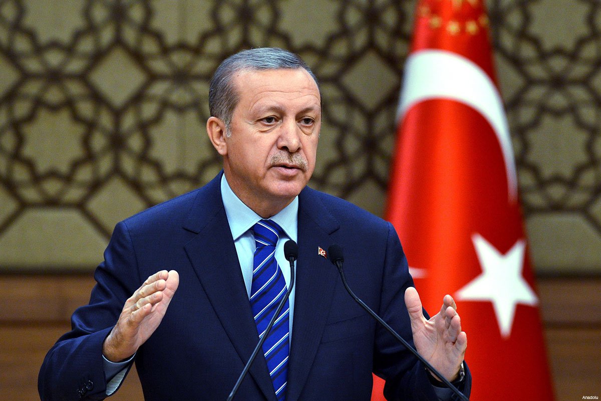 De maneira muito semelhante à grande mesquita que mandou erguer no topo de uma das colinas mais altas de Istambul, o presidente da Turquia, Tayyip Erdogan, conta com apoiadores que esperam que um referendo marcado para domingo coroe seu ímpeto de reformulação do país; a votação, na qual milhões de turcos irão decidir se substituem sua democracia parlamentar por uma Presidência de amplos poderes, pode trazer a maior mudança em seu sistema de governança desde que a república turca moderna foi fundada sobre as cinzas do Império Otomano quase um século atrás