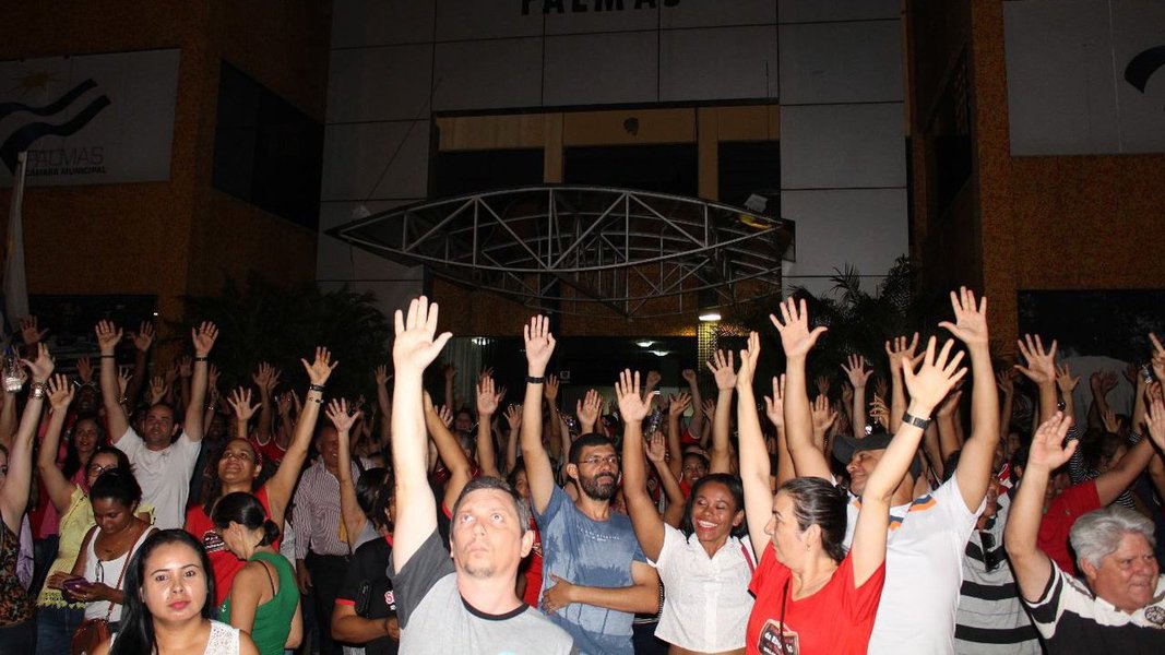 Os trabalhadores da rede municipal da educação de Palmas decidira continuaram o movimento paredista, iniciado no dia 5 deste mês; o Sindicato dos Trabalhadores em Educação do Estado (Sintet) informou que, após tentativa de uma nova reunião com a Prefeitura de Palmas, a entidade protocolou ofício pedindo audiência com o prefeito Carlos Amastha