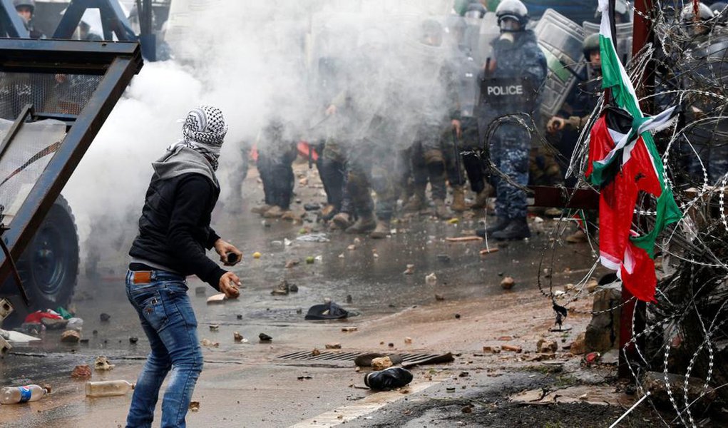 O primeiro-ministro israelense, Benjamin Netanyahu, sugeriu hoje (11) aos países da União Europeia (UE) que transfiram suas embaixadas de Tel Aviv para Jerusalém, como anunciaram os Estados Unidos, reconhecendo essa cidade como capital do Estado de Israel; "Acredito que todos ou a maior parte dos países europeus transferirão suas embaixadas para Jerusalém, reconhecerão que é a capital de Israel e se envolverão de forma robusta conosco em matéria de segurança, prosperidade e paz", destacou Netanyahu em um pronunciamento