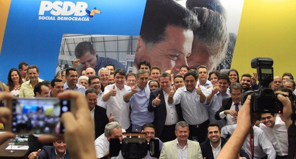 A base aliada ao governador Marconi Perillo ganhou importante reforço nesta quinta-feira, quando 23 prefeitos, em evento realizado no auditório do K Hotel, assinaram ficha de filiação ao Partido da Social Democracia Brasileira (PSDB) e ao Partido Progressista (PP); maioria dos gestores migrou de partidos da oposição, como o PMDB e DEM; agora, PSDB e PP somam 123 prefeitos, ou seja, mais de 50% das prefeituras de todo o Estado; no total, a base governista conta com 200 gestores de um total de 246