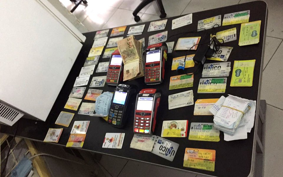 Policiais civis cumprem 46 mandados de busca e apreensão contra grupos suspeitos de lavar dinheiro por meio da compra de vales-refeição, alimentação e transporte de trabalhadores, no Rio; a Delegacia de Defraudações da Polícia Civil do Rio estima que um dos grupos movimentou R$ 12,5 milhões em dois meses; os suspeitos utilizavam laranjas e empresas-fantasma e de fachada para movimentar quantias recebidas com a compra de tíquetes em escritórios do Grande Rio