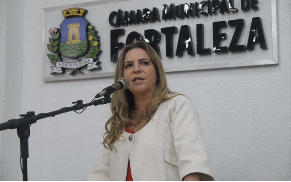 O grupo político da deputada federal Luizianne Lins (PT) vai se reunir para traçar estratégias eleitorais com o objetivo de garantir espaço na coligação do governador Camilo Santana (PT) em 2018. A ex-prefeita pretende ocupar uma das vagas para senador e não descarta disputar o pleito