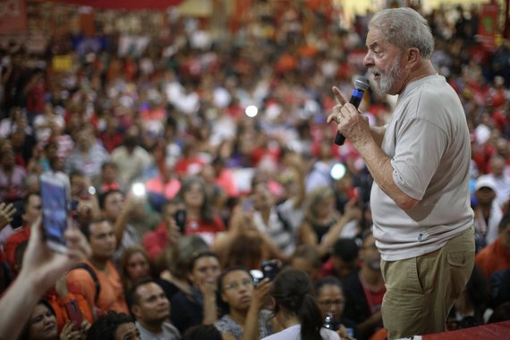 "Lula não é uma pessoa, não é apenas um líder. Lula representa um projeto para o Brasil. Um projeto que ja começou a ser construído nos primeiros 12 anos de governos do PT, no primeiro capitulo de construção de um pais menos injusto, mais humano e solidário. Lula representa, aos olhos do povo, a dignidade, os direitos, a auto estima, o orgulho de ser brasileiro, a possibilidade de se voltar a ser feliz. É isso que está espelhado nos olhos que dos que vêem no Lula um passado melhor, um presente de luta e um futuro de esperança. E isso não se destrói com propaganda enganosa, com denuncias inverídicas, com artigos anunciando o fim de um líder que se tornou perene pela sua historia e pela obra politica que começou a construir", escreve Emir Sader