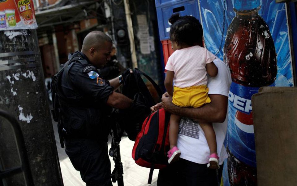 Depois de dias seguidos de intensos tiroteios, principalmente na Rocinha e em comunidades na região da Tijuca, o domingo (24) amanheceu com um clima de aparente tranquilidade, sem que fossem registrados conflitos, como nos dias anteriores; ainda assim as comunidades seguem ocupadas pela polícia e por homens das Forças Armadas que, segundo relatos, têm realizado um verdadeiro cerco não contra os traficantes, mas contra os próprios moradores que denunciam agressões, invasões e roubos praticados pelos militares