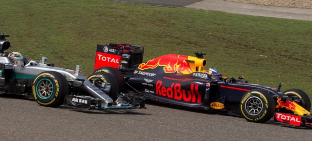 O prefeito de São Paulo, João Doria, afirmou que a privatização do autódromo de Interlagos ajudará a garantir a permanência da Fórmula 1 no Brasil e disse que o ex-chefão da categoria, o empresário Bernie Ecclestone, participará do leilão de venda do autódromo; "A privatização do autódromo é a garantia da continuidade da Fórmula 1", assegurou o prefeito; "Eu entendo que Fórmula 1 é importante, mas com dinheiro privado, não com dinheiro público. E é perfeitamente possível que ela continue funcionando com dinheiro privado e com um autódromo privado"