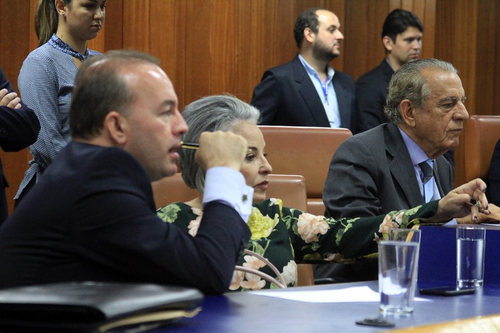 Prefeito de Goiânia esteve na Câmara Municipal, nesta municipal, para prestar contas do primeiro quadrimestre à frente da prefeitura de Goiânia; Iris disse que conseguiu uma economia de R$ 245 milhões e listou avanços na saúde, educação e coleta de lixo; na hora dos questionamentos, os vereadores sucumbiram diante do prefeito; maioria optou por perguntas superficiais e aproveitou para elogiar o histórico de Iris como político e dizer que confia no gestor para recolocar Goiânia nos trilhos