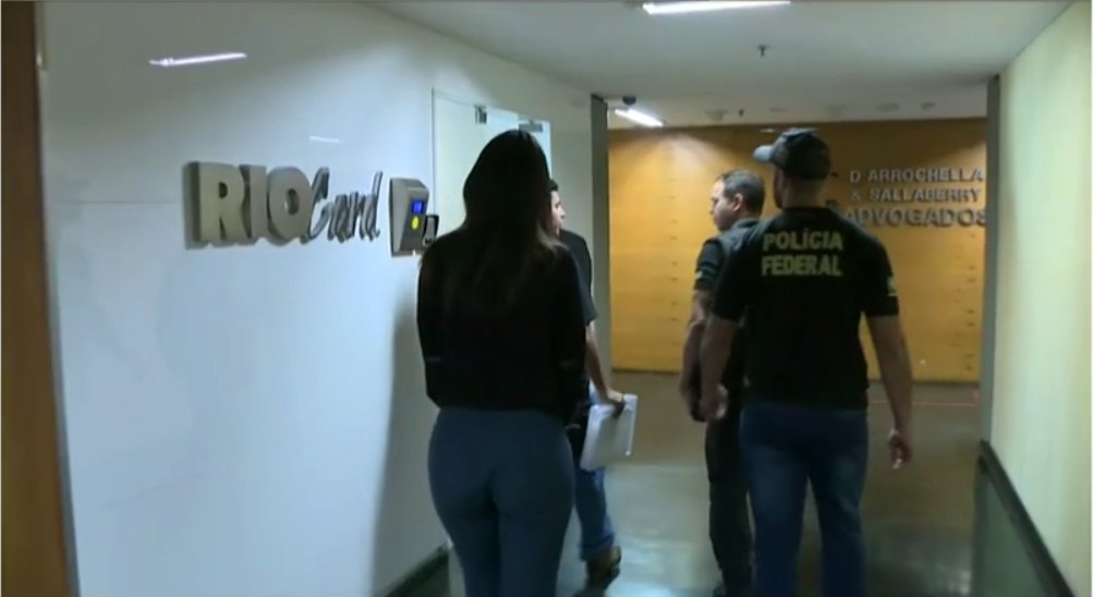 Policiais federais prenderam hoje (25) duas pessoas em flagrante durante o cumprimento de mandado de busca e apreensão na sede da RioCard, empresa responsável pelos bilhetes eletrônicos nos ônibus do Rio de Janeiro. Eles são suspeitos de tentarem obstruir as investigações; ação faz parte da Operação Ponto Final, que investiga corrupção no sistema de transporte público do Rio de Janeiro; Federação das Empresas de Transportes de Passageiros do Estado do Rio de Janeiro (Fetranspor), que administra a RioCard, informou que continua à disposição das autoridades para prestar esclarecimentos necessários à investigação