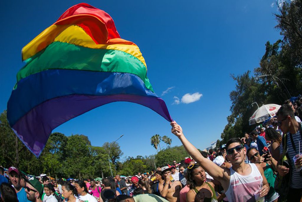 A 21ª. edição da Parada Livre de Porto Alegre acontece neste domingo (26), no Parque da Redenção; como uma das paradas mais antigas do Brasil, o evento de caráter político e festivo celebra o Orgulho LGBTI+ e terá como tema “Berro contra os retrocessos”; a organização da parada pretende por em pauta o crescimento da violência contra populações vulneráveis e da expansão de pautas conservadoras que tem ameaçado conquistas e direitos sociais; considerado um dos maiores eventos populares da capital gaúcha, pela primeira vez, a edição deste ano não conta com nenhum apoio estrutural ou financeiro da prefeitura de Porto Alegre; no Sul 21