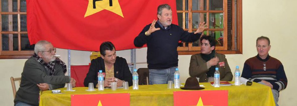 Em nota, o PT-RS, presidido por Ary Vanazzi (em pé, na foto), diz que a eleição indireta "seria a segunda fase do golpe que destituiu a presidenta Dilma Rousseff, legitimamente eleita por mais de 54 milhões de brasileiros"; "A direção petista orienta o conjunto dos delegados eleitos na etapa estadual do Congresso para que consolidem, em Brasília, a posição irrevogável e inegociável pelas Diretas Já, de acordo com Resolução aprovada no Congresso estadual, realizado no início de maio em Porto Alegre"