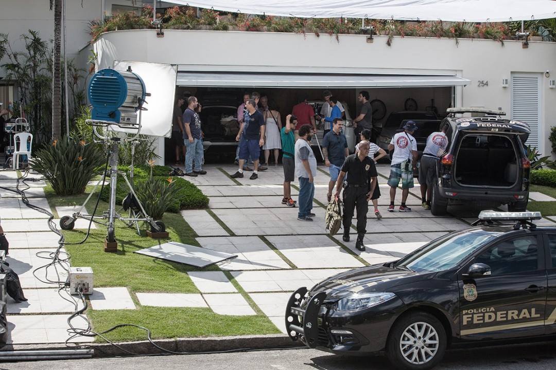 Com estreia marcada para o dia 7 de setembro, o filme "Polícia Federal - A Lei é Para Todos" não exibirá ao final a lista de patrocinadores; segundo o repórter Bruno Góes, do Globo, financiadores estão com medo da reação do público e cogitam manter segredo sobre o financiamento mesmo após a divulgação em rede nacional; quem financia a produção pode ter influenciado na mudança de roteiro do filme; antes, segundo informações do site do Ministério da Cultura, o "A Lei é Para Todos" cadastrou uma sinopse que não citava políticos de destaque no enredo, muito menos Lula; produção era focada no nascimento da Lava Jato, com foco no doleiro Alberto Youssef e no ex-diretor da Petrobras Paulo Roberto Costa