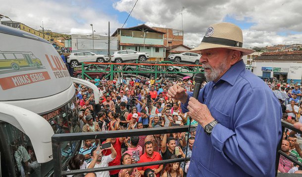 Após passagem pelo Vale do Jequitinhonha, a caravana do ex-presidente Luiz Inácio Lula da Silva segue pelo norte do estado de Minas Gerais; nesta quinta-feira (26) permanece em Araçuaí, onde encerrou o dia de ontem com um ato político, e depois vai para Salinas, mais 110 quilômetros em direção ao norte do estado; no local, estão planejadas visitas a dois campi do Instituto Federal do Norte de Minas Gerais (IFNMG), criados em seus governos, além de um ato político no centro da cidade