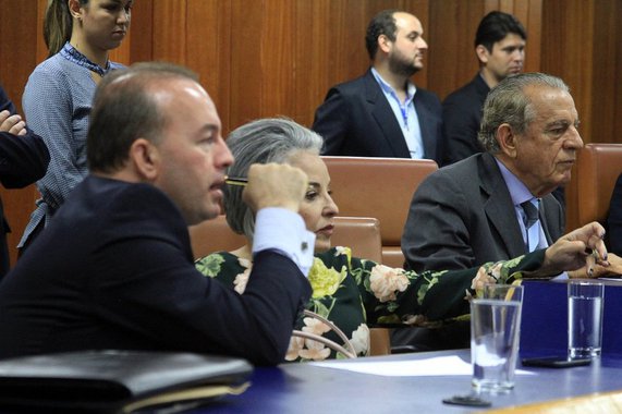 Prefeito de Goiânia esteve na Câmara Municipal, nesta municipal, para prestar contas do primeiro quadrimestre à frente da prefeitura de Goiânia; Iris disse que conseguiu uma economia de R$ 245 milhões e listou avanços na saúde, educação e coleta de lixo; na hora dos questionamentos, os vereadores sucumbiram diante do prefeito; maioria optou por perguntas superficiais e aproveitou para elogiar o histórico de Iris como político e dizer que confia no gestor para recolocar Goiânia nos trilhos