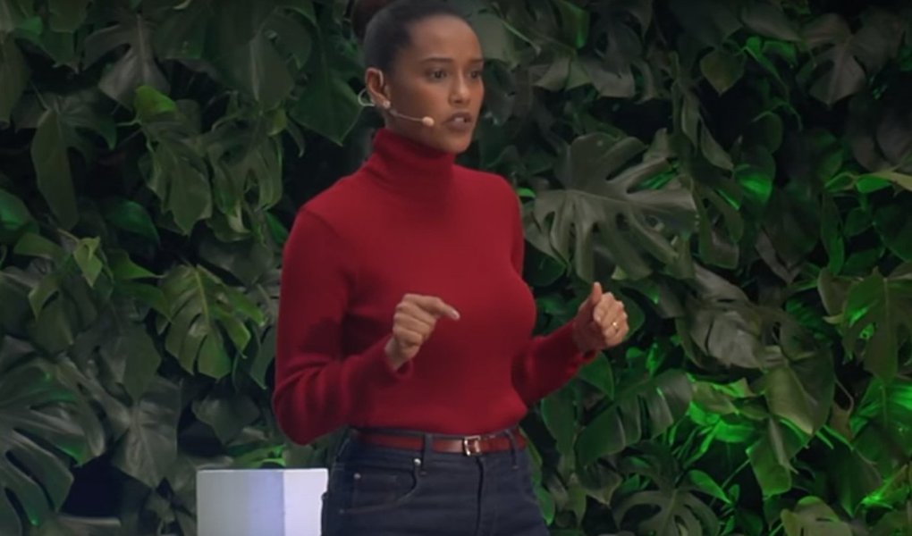 A atriz global Taís Araújo fez um discurso enfático contra o racismo durante palestra feita no evento TEDxSãoPaulo; ao falar sobre “Como criar crianças doces num país ácido”, Taís destacou a preocupação na criação de seus filhos, João Vicente, de 6 anos, e Maria Antônia, de 2 anos e 7 meses; "Meu filho é um menino negro. E liberdade não é um direito que ele vai poder usufruir se ele andar pelas ruas descalço, sem camisa, sujo, saindo da aula de futebol. Ele corre o risco de ser apontado como um infrator. Mesmo com 6 anos de idade. No Brasil, a cor do meu filho é a cor que faz com que as pessoas mudem de calçada, escondam suas bolsas e blindem seus carros. A vida dele só não vai ser mais difícil que a da minha filha”, destacou a atriz

 

