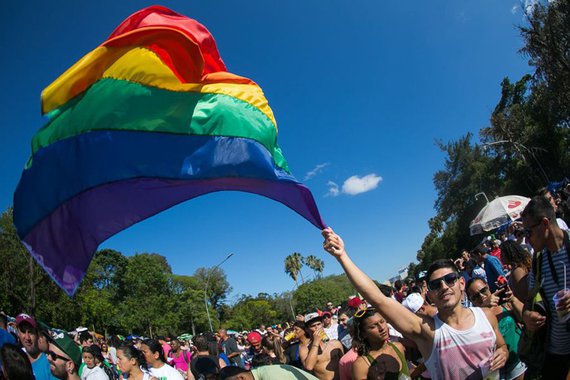 A 21ª. edição da Parada Livre de Porto Alegre acontece neste domingo (26), no Parque da Redenção; como uma das paradas mais antigas do Brasil, o evento de caráter político e festivo celebra o Orgulho LGBTI+ e terá como tema “Berro contra os retrocessos”; a organização da parada pretende por em pauta o crescimento da violência contra populações vulneráveis e da expansão de pautas conservadoras que tem ameaçado conquistas e direitos sociais; considerado um dos maiores eventos populares da capital gaúcha, pela primeira vez, a edição deste ano não conta com nenhum apoio estrutural ou financeiro da prefeitura de Porto Alegre; no Sul 21